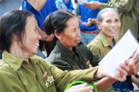 Former young volunteers honored - ảnh 1